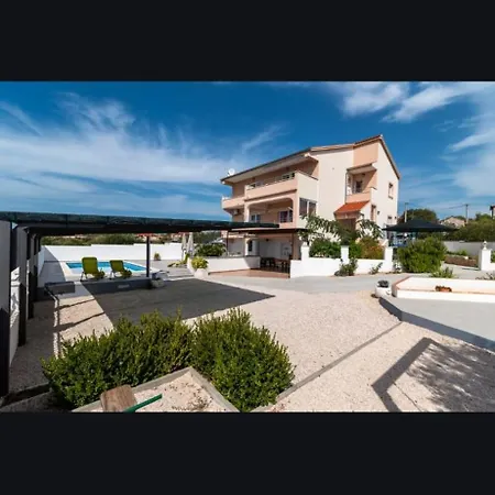 Vila Leona